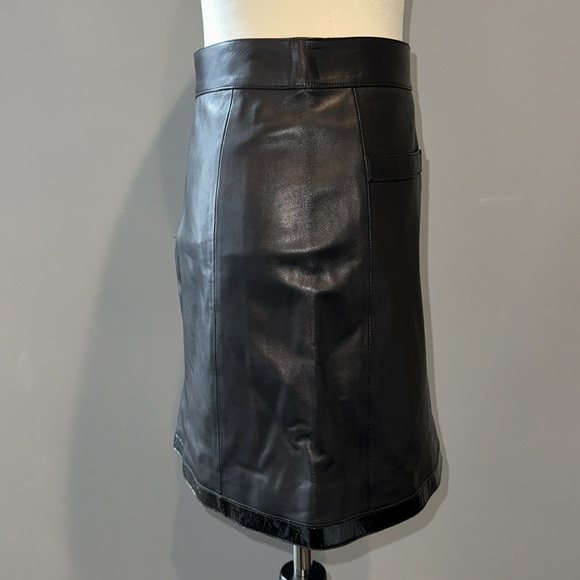 Chanel vintage black leather mini skirt size 34/US size 4. - Picture 6 of 8